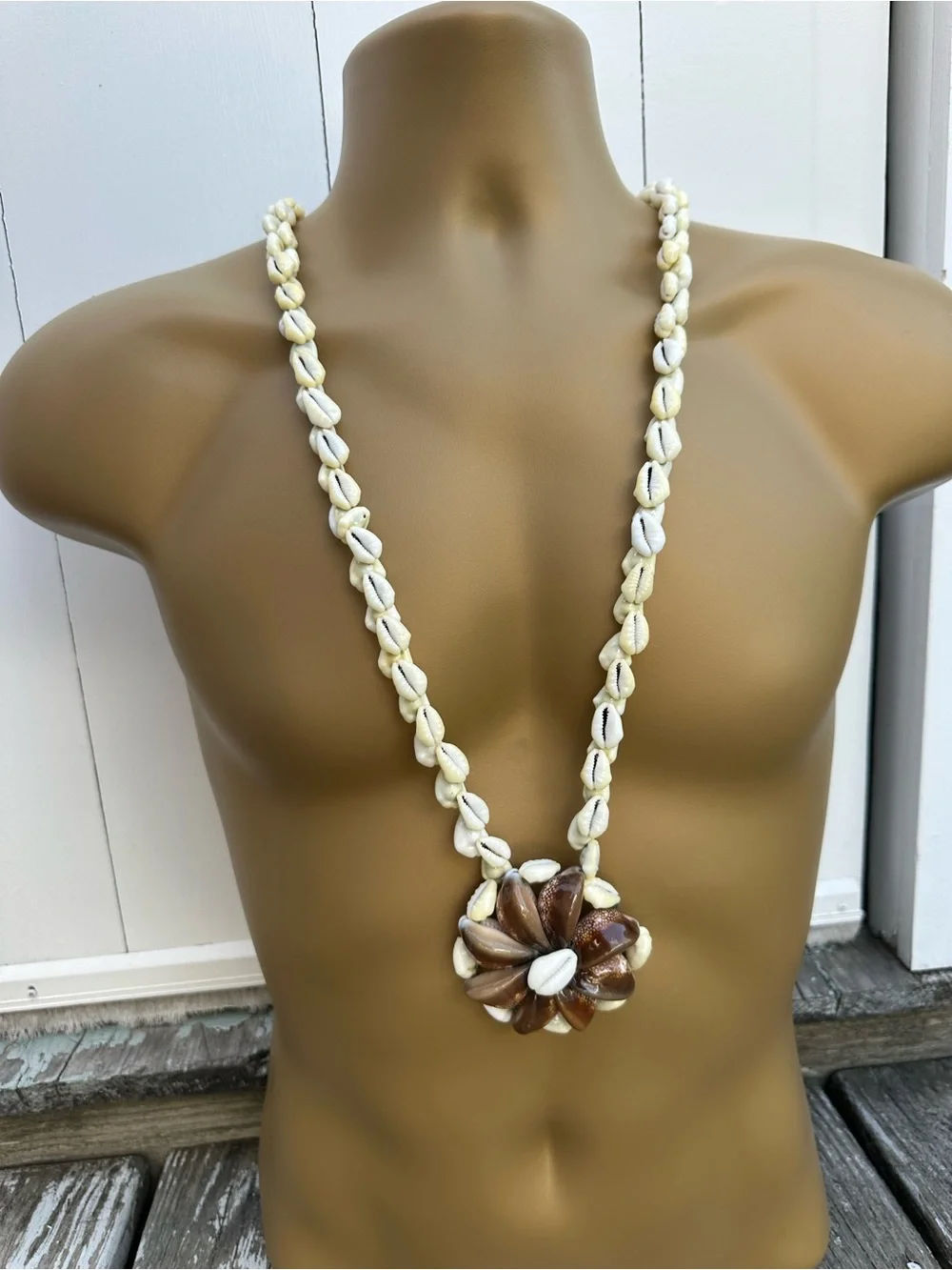 Balanced Cats Paw Cowrie Lei